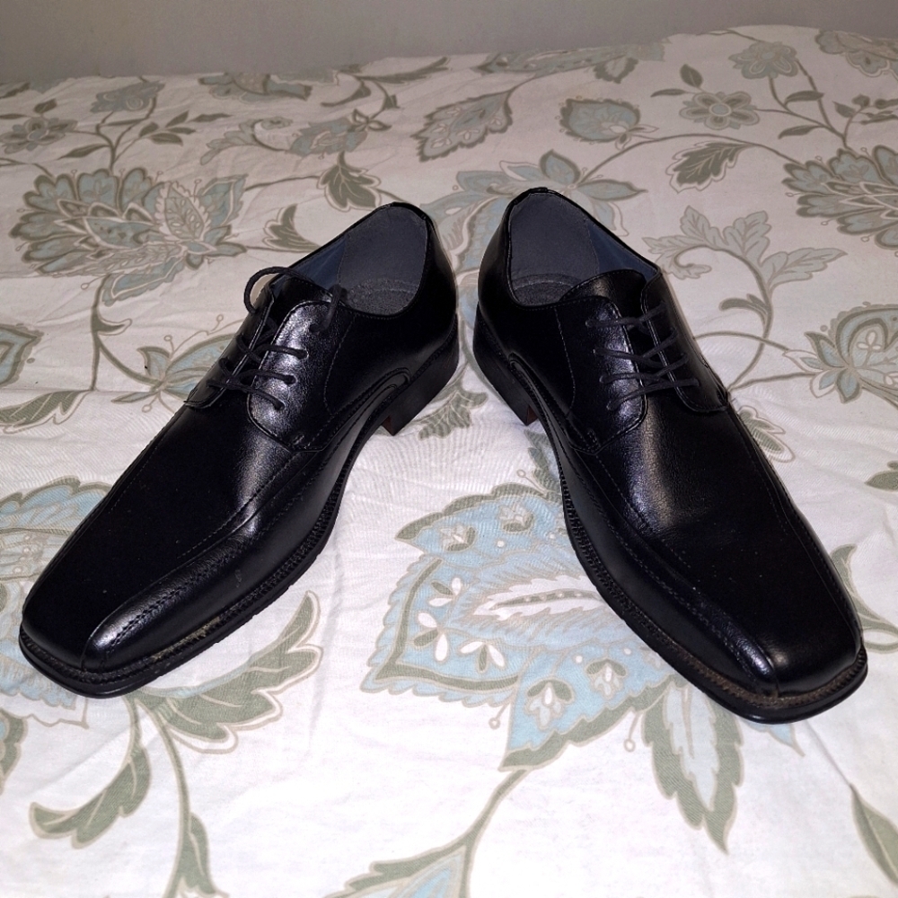 A pair of J. Ferrar Derby men's loafers in a size 9.5W. Pre-loved in great shape